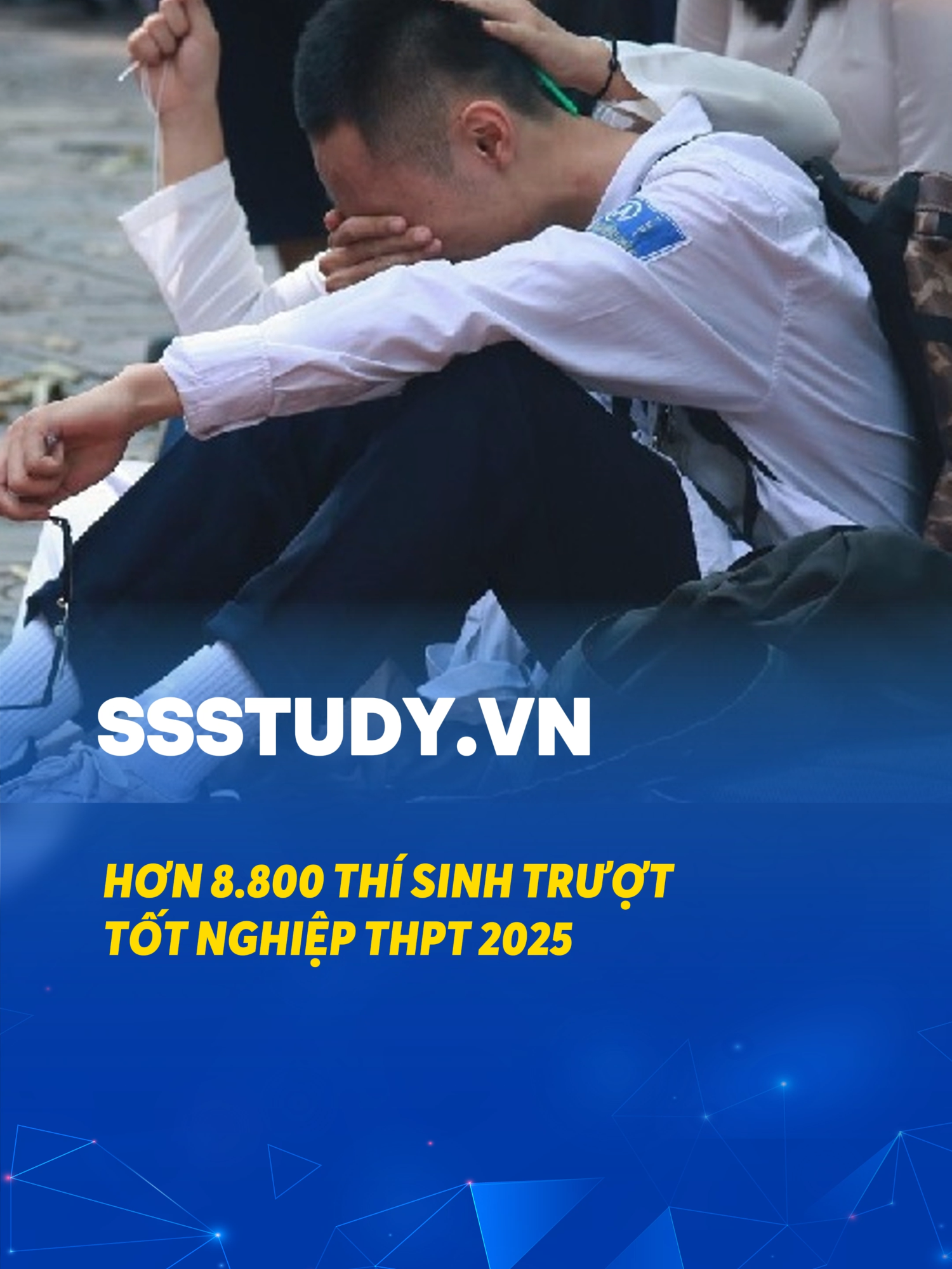 Hơn 8.800 thí sinh trượt tốt nghiệp THPT 2025 Bộ Giáo dục và Đào tạo ngày 6/8 cho biết tỷ lệ thí sinh được công nhận tốt nghiệp THPT giảm nhẹ so với mức 99,4% của năm ngoái. Đây là lứa thí sinh đầu tiên tốt nghiệp theo chương trình giáo dục phổ thông 2018 (chương trình mới).  Cả nước năm nay có hơn 1,16 triệu thí sinh thi tốt nghiệp THPT, riêng học sinh lớp 12 là hơn 1,12 triệu. Việc xét công nhận tốt nghiệp với lứa thí sinh này thay đổi so với những năm trước. Cụ thể, công thức xét tốt nghiệp gồm điểm 4 môn thí sinh dự thi (chiếm 50%); điểm trung bình năm lớp 10, 11 và 12 (chiếm 50%) và điểm ưu tiên, khuyến khích. Bộ Giáo dục và Đào tạo cũng bỏ các loại cộng điểm với chứng chỉ nghề, chứng chỉ tin học, ngoại ngữ. Thí sinh đạt từ 5 điểm trở lên theo công thức, không môn nào bị điểm liệt thì được công nhận tốt nghiệp THPT. Hôm 15 tháng 7, Bộ cho biết cả nước có 936 thí sinh bị điểm liệt, trong đó 777 em ở môn Toán, gấp 10 lần năm ngoái. ##GiaoDuc #mutex #viral #fyp #ssstudy #bogiaoducvadaotao #daihoc #TuyenSinh2025