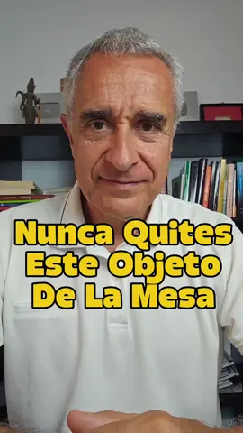 🎥 NUNCA Quites Este Objeto de la Mesa: Garantiza RIQUEZA en el Hogar 💰🌸🍞 ¿Sabías que hay un lugar en tu casa que puede atraer riqueza, salud y armonía si lo usas bien? Ese lugar... es tu mesa. Sí, escuchaste bien: ¡la mesa de tu casa puede convertirse en un imán de abundancia! Pero solo si sabes qué colocar sobre ella. Hoy te voy a revelar 5 objetos poderosos que transforman tu mesa en el centro energético de la prosperidad. Y también te diré qué NO debes poner jamás, si no quieres sabotear tu abundancia. 🔹 Primero: una vela blanca. Una vela blanca encendida sobre tu mesa simboliza pureza, paz y luz interior. No es solo decoración: es una forma directa de elevar la vibración del hogar. Activa la energía espiritual de la casa, disuelve tensiones y fortalece la intención positiva con cada comida y cada conversación. Enciéndela por unos minutos al día mientras visualizas tus metas logradas. La luz de una vela bien intencionada puede abrir puertas que estaban cerradas. 🔹 Segundo: las frutas. Una cesta con manzanas, plátanos o naranjas no solo embellece tu mesa… Atrae salud, vitalidad y también protege contra las malas energías. La fruta limpia, nutre y crea un escudo energético contra envidias y tensiones. 🔹 Tercero: las flores. Elige el color según lo que deseas manifestar: 💛 Amarillas: dinero y éxito. ❤️ Rojas: amor y relaciones. 🤍 Blancas: paz, limpieza y equilibrio. Eso sí, si se marchitan… ¡agrádecelas y retíralas! Las flores secas pueden drenar tu energía y tu economía. 🔹 Cuarto: la pimienta. Un pequeño frasco de pimienta negra recién molida añade “chispa” y fuego a tu vida. Es como una gasolina energética que te recuerda que estás vivo, que tus sueños valen la pena. Aporta impulso, motivación y pasión para actuar cada día con propósito. 🔹 Quinto: la sal. Un simple cuenco con sal sobre tu mesa filtra las energías negativas, las disuelve, y limpia tu hogar sutilmente. Cada domingo, añade unos granos de sal y pide un deseo: 💫 