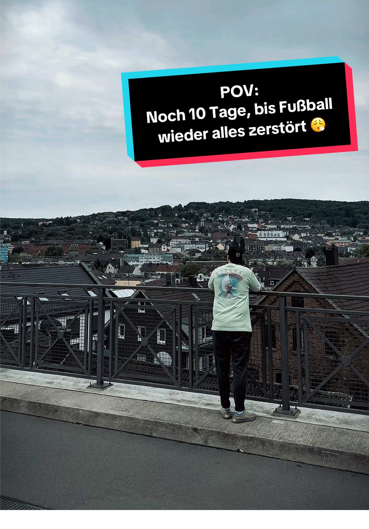 Noch 10 Tage mentale Stabilität. Dann spielen wieder 11 fremde Männer mit meinem Nervenkostüm. #Fansein #Saisonstart #RuheVorDemSturm #POVContent #DFBPokal #EmotionalDamage #TikTokGermany 