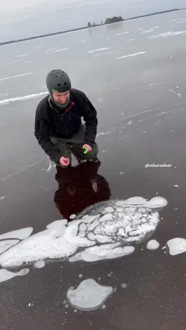 Bubbles under the ice#oddlysatisfying #asmr 
