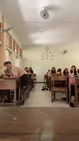 putar ke kiri e #agit#dancechallenge 