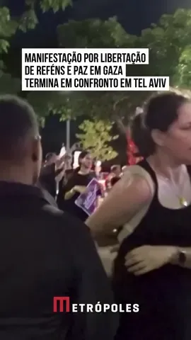 A polícia de #Israel entrou em confronto com manifestantes em #TelAviv na quinta-feira (7/8) durante um protesto que pedia a libertação imediata dos reféns mantidos pelo Hamas em Gaza e o fim da guerra. Imagens mostraram a polícia usando canhões de água para dispersar a multidão enquanto os manifestantes gritavam palavras de ordem, acendiam sinalizadores e exibiam faixas com imagens dos reféns. O protesto faz parte da pressão pública contínua sobre o governo israelense para garantir a devolução dos reféns e buscar uma resolução para o conflito. A guerra em #Gaza começou quando o Hamas m4tou 1,2 mil pessoas e fez 251 reféns em um ataque ao sul de Israel em 7 de outubro de 2023, segundo dados israelenses. Desde então, a ofensiva israelense já matou mais de 60 mil palestinos, segundo autoridades de saúde de Gaza. De acordo com autoridades israelenses, 50 reféns permanecem em Gaza, dos quais acreditam que 20 estejam vivos. #tiktoknotícias 📹 Reuters 
