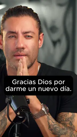 Gracias, Dios, por darme un nuevo día. Porque no es solo abrir los ojos...es tener una nueva oportunidad. De amar mejor. De sanar lo que duele.De intentarlo otra vez.De seguir, incluso con miedo. Gracias por la vida, por el aire, por mi cuerpo, por todo lo que tengoy también por lo que aún espero. Hoy, elijo comenzar con fe, con calma y con gratitud.Porque mientras haya vida... hay propósito.#GraciasDios #NuevoDía #FeYEsperanza #AmorPropioEnMovimiento #GratitudDiaria #UnDíaMás #BendecidaYAgradecida 