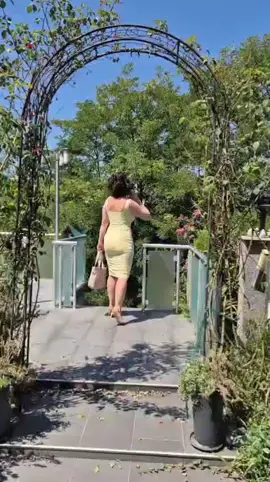 💫Ne korača ona da bi je videli. Njen hod nije za publiku, to je strategija, tišina koja odzvanja kao grom. Ona ne uleće – ona ulazi. Polako. Stabilno. Kao da zna gde će sve ovo da završi. I zna. Njena uhoda nije buka. To je šapat sigurnosti, odjek discipline, korak po korak – ka cilju koji je već zamislila dok si ti još spavao. Nosila je težinu sveta na ramenima, pa sada hoda lako – ne jer je svet lakši, nego jer su joj leđa ojačala. Pogled joj ne traži odobrenje. Ramena ne padaju. A kada pogleda u stranu, to nije nesigurnost – to je procena. I da, ponekad ćuti. Jer moć ne mora da viče. Moć zna. Moć hoda. Moć ne objašnjava. To je ta ženska uhoda. Nevidljiva nekima, neizbrisiva svima. Jer kad ona prođe – ostane trag.💫 #loveyou #videoviral #viralvideos ##fyp 