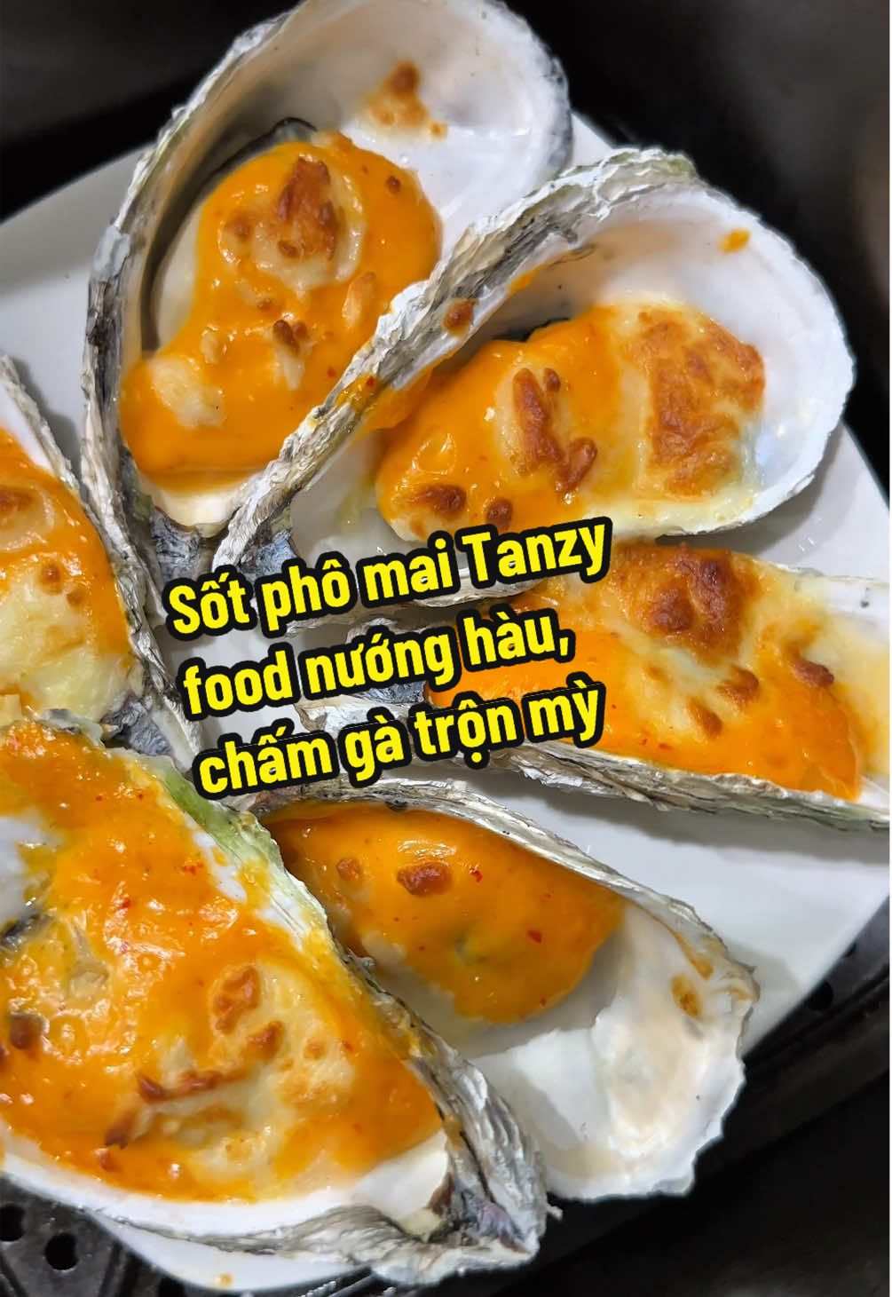 Sốt phô mai-Pha sẵn – tiện lợi, chỉ cần đổ ra là dùng 👉 Nướng hàu - chấm gà rán, khoai chiên, trộn mì đều ngon nha. #sotphomai #sotphomainuonghau #sotphomaitanzyfood #anngonnaugon #monngonmoingay #food #muckbang 