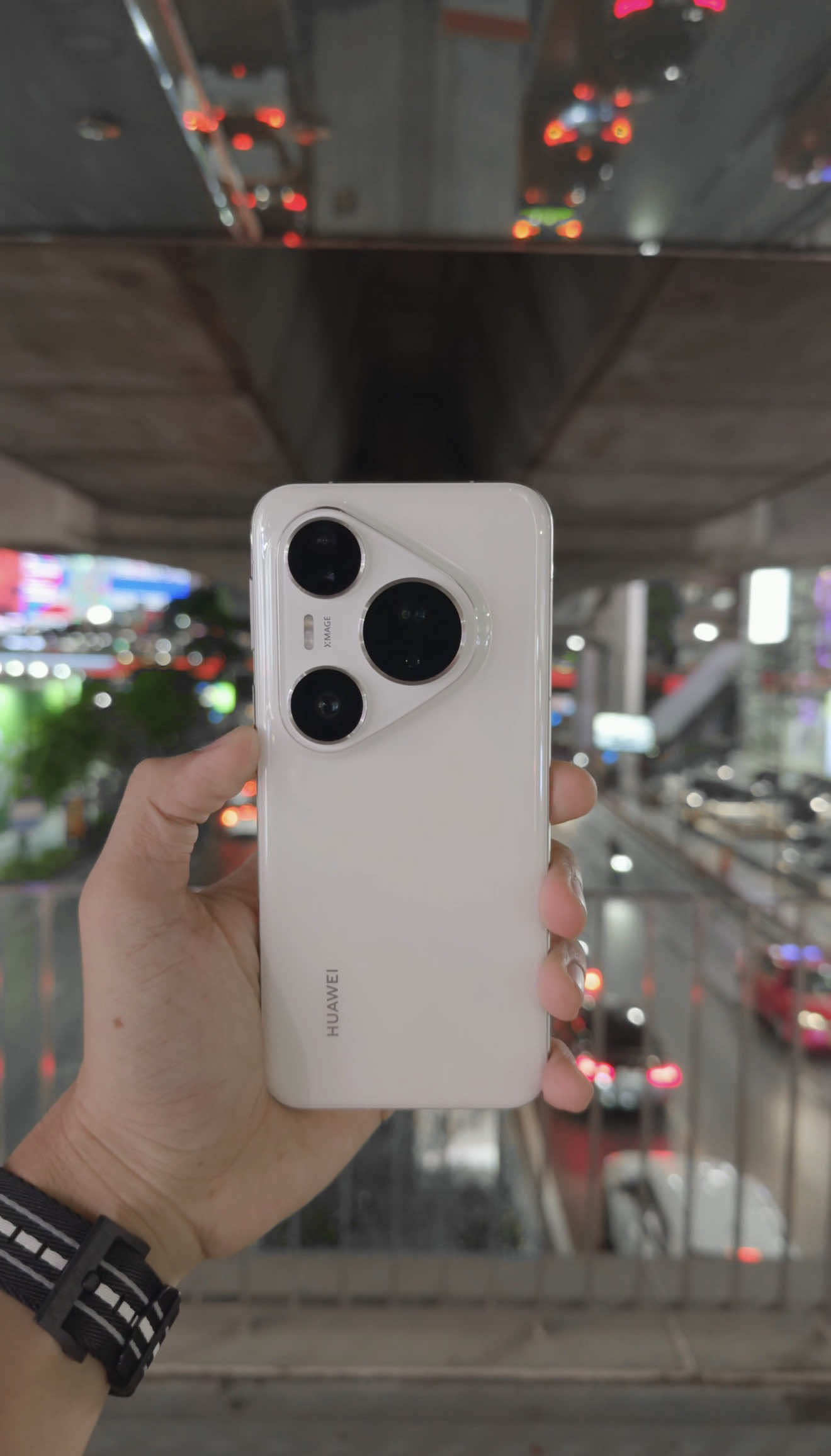 “Explore the vibrant nights of Bangkok with HUAWEI Pura 80 Pro”. . ดรณ์มีโอกาสได้นำ HUAWEI Pura 80 Pro ออกไปถ่ายบรรยากาศกลางคืนของกรุงเทพฯ เมืองที่เต็มไปด้วยสีสันและชีวิตชีวาในทุกมุม และด้วยกล้อง Ultra Lighting ความละเอียดสูง ทำให้ทุกแสงไฟยามค่ำคืนถูกเก็บไว้ได้อย่างสวยงาม คมชัด แม้ในที่แสงน้อย . กรุงเทพฯ ตอนกลางคืนมีเสน่ห์ในแบบที่ต้องออกไปสัมผัสเอง แล้วคุณล่ะ…เคยลองสำรวจเมืองตอนกลางคืนด้วยมุมมองใหม่บ้างหรือยัง? . ตอนนี้ทางหัวเว่ยมีกิจกรรมให้ร่วมสนุก โดยการส่งภาพหรือวีดีโอที่ถ่ายโดยมือถือหัวเว่ย เพื่อส่งประกวดในแคมเปญ XMAGE The Power of Image ด้วยนะ ใครสนใจรีบลุกออกไปถ่ายกันเลย . HUAWEI Pura 80 Pro เริ่มต้นที่ 38,990 บาท . #HUAWEIXMAGE #HUAWEIPura80Series #HUAWEIPura80Pro #ตัวจริงเรื่องกล้อง 