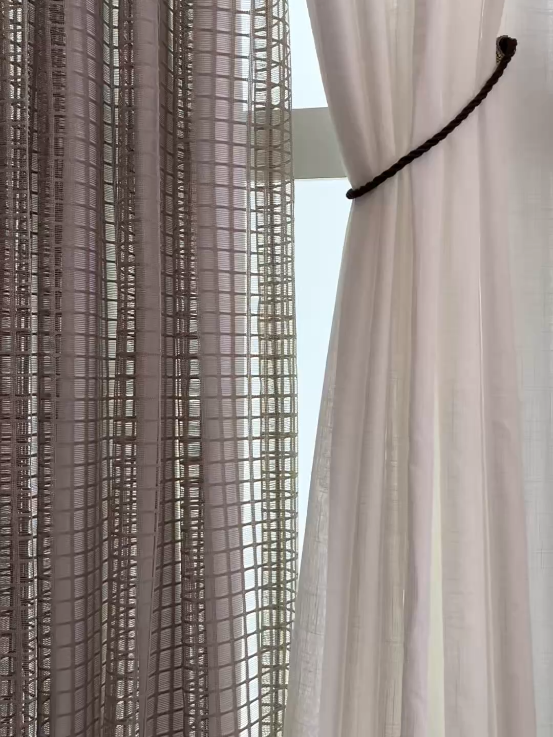 Sabe aquela combinação que muda tudo no ambiente? Essa é a dupla que transforma sem esforço. ⠀ O xale Búzios é puro charme: uma peça decorativa rica em texturas, com um trabalho em “quadradinhos” que valoriza o ambiente com elegância e personalidade. Sobreposto à cortina Duplex Mônaco, o resultado é um visual sofisticado e acolhedor. ⠀ A Mônaco remete ao clássico linho, com caimento impecável e forro — ideal para quem busca privacidade e proteção aos móveis sem abrir mão da luz natural. ⠀ E pra fechar com chave de ouro, adicionamos um acessório decorativo que dá o toque final à composição. Tudo pronto, fácil de instalar e pensado para quem quer renovar sem complicação. ⠀ É praticidade, beleza e funcionalidade em cada detalhe. Compre através do nosso site: www.bellajanela.com.br ⠀ #cortinapronta #xaledecorativo #duplexmonaco #cortinasbellaJanela #ambientecomestilo #decoraçãosemdrama #privacidadecomluz #toquedecoração #bellajanela #lojadecortinas