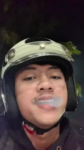 mencintai seseorang itu boleh, tapi inget jangan terlalu dalam karena belum tentu dia mencintaimu 