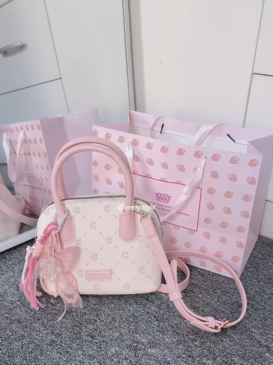 Udah dapet totebag nya!! Bisa buat kado temen atau pacar nihhh, buat diri sendiri juga bisa #tas #bag #slingbag #gift #foryou 
