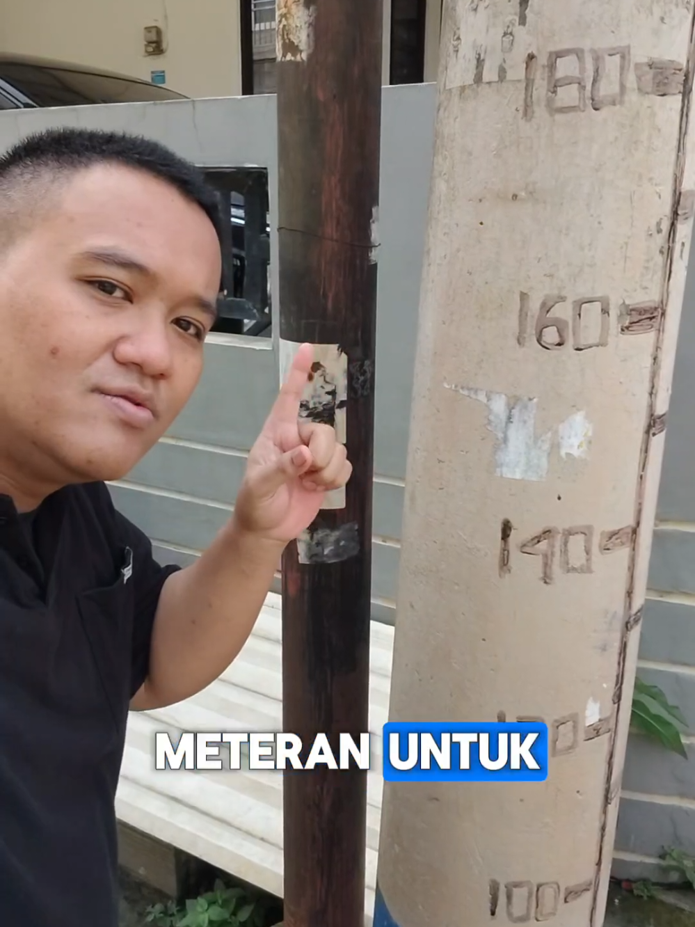 Salah satu kearifan lokal masyarakat di Ciledug Indah 1, Tangerang yaitu dengan membuat meteran pengukur ketinggian banjir untuk menjadi penanda bagi warga sekitar.  Kearifan lokal dan pengetahuan masyarakat seperti ini yang menjadi informasi kunci dalam penanggulangan bencana di Indonesia.  Kalau kamu, apa kearifan lokal yang ada di wilayahmu?