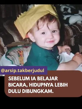 Moe, Victoria, Australia. 14 Juni 1997. Di kota kecil yang dikepung kabut, seorang bocah lelaki berusia empat belas bulan diserahkan oleh ibunya pada kekasih yang tak sepenuhnya dikenal, tapi cukup dipercaya untuk menjaga nyawa yang belum mengerti bahaya. Jaidyn Leskie belum tahu apa-apa tentang dunia. Belum bisa mengucap kata “tolong”, belum bisa berlari menjauh dari tangan yang menyakiti. Namun malam itu, ia menghilang tanpa jeritan, tanpa saksi, dan dunia terus berjalan seolah tak ada yang tercabut dari pelukannya. Greg Domaszewicz, sang kekasih ibu, mengaku rumahnya dipecah maling, katanya Jaidyn diculik. Tapi kaca jendela pecah dari dalam. Selimut bayi itu ikut menghilang. Dan bercak darah diam-diam mengering di mobil Greg, menanti ditemukan oleh waktu. Bertahun kemudian, sebuah koper tua mengapung di danau buatan. Di dalamnya, tubuh Jaidyn tertidur untuk terakhir kalinya. Kecil, membiru, dililit selimut yang dulu pernah hangat. Bersama batu bata dan kebohongan yang terlalu berat untuk ditenggelamkan. Orang menduga, kematian itu berawal dari kemarahan. Greg sering kasar, mudah meledak, dan pernah berselisih dengan ibu Jaidyn. Malam itu, mungkin emosinya meledak, dan anak kecil yang tak tahu apa-apa jadi sasaran amarah. Tapi itu semua hanya dugaan, karena ia tak pernah mengaku. Di ruang sidang, semua bukti dianggap rapuh. Polisi ceroboh. Proses tercemar. Dan Greg berjalan keluar dari pengadilan seperti tak ada bayi yang pernah terbungkus dalam diamnya. Tak ada yang dihukum. Tak ada yang bertanggung jawab. Dan setelah itu, Jaidyn pun pelan-pelan menghilang dari berita, dari pembicaraan publik, dari ingatan dunia yang mudah bosan pada kematian kecil. Kini hanya danau yang mengingatnya. Hanya malam yang mungkin masih menyebut namanya perlahan. Karena tak ada luka yang lebih senyap daripada nyawa mungil yang dipadamkan sebelum sempat bersinar. #jaidynleskie #fyp #informasi #followformore #arsiptakberjudul 