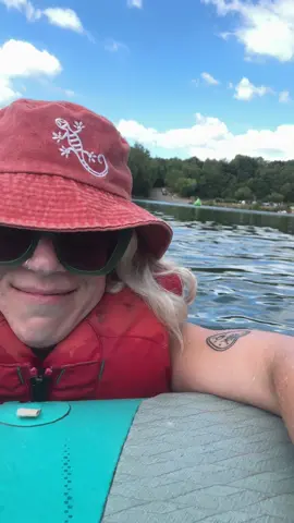 My favourite video of the summer, it’s been 6 weeks and I’m still laughing #SUP #bucklandparklake #surreyhills 