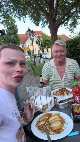 Gestern war mal lecker Abendessen ein bisschen asiatisch chinesisch liebe Grüße der Hubert und der Patrick Bitte folgt mir auf ✨✨✨Tik Tok Shop Hubert testet #huberttestet ✨Telegram @hubertfella ✨ https://t.me/Hubertfella  ✨✨Instagram: https://www.instagram.com/hubertfella  ✨✨  Tik Tok: https://www.tiktok.com/@hubertfella   ✨✨ Facebook: https://www.facebook.com/FellaHubert  ✨✨ YouTube:  https://www.youtube.com/@hubertfella ✨✨ Wikipedia Hubert Fella : https://de.wikipedia.org/wiki/Hubert_Fella  ✨✨ Homepage: https://fella.de  Liebe Grüße sendet Hubert Fella  97762 Hammelburg  Email: booking@fella.de ✨✨ @Patrick Mast 