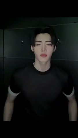POV : Kamu bukan tipe yang suka keramaian. Pulang sekolah, langsung balik. Istirahat di kelas, baca buku.  Geng cewek-cewek rame? No thanks. Ngobrolin cowok-cowok populer di sekolah? Moh. Tapi ada satu nama, entah kenapa... berisik banget di kepalamu. Sunghoon. Anak kelas 12. Geng motor. Suka bolos. Pernah tawuran satu lawan tiga. Ada luka robek di alisnya yang katanya dijahit sendiri. Suka nongkrong di belakang sekolah, ngerokok diem-diem. Tapi... gak pernah mainin cewek. Dan kamu anak kelas 11 yang bahkan gak pernah ikut ekskul, jatuh cinta ke dia… gara-gara kejadian paling absurd dalam hidupmu. Kacamata mu jatuh ke kolam ikan depan taman sekolah. Iya. Kolam dangkal tempat ikan mas oranye mondar-mandir. Kamu panik, nunduk-nunduk gak jelas. Dan dari arah yang gak kamu duga, ada suara berat ngomong pelan, 