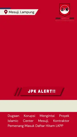 JPK Alarm: Dugaan Korupsi Mengintai Proyek Islamic Center Mesuji, Kontraktor Pemenang Masuk Daftar Hitam LKPP Mesuji, Lampung – Proyek pembangunan Masjid Agung dan Objek Wisata Religi (Islamic Center) Mesuji senilai Rp73,49 miliar kini menjadi sorotan publik. Pasalnya, kontraktor pelaksana proyek tersebut, PT Karya Bangun Mandiri Persada (KBMP), tercatat dua kali masuk Daftar Hitam Penyedia di Lembaga Kebijakan Pengadaan Barang/Jasa Pemerintah (LKPP) pada tahun 2024. Berdasarkan data LPSE Kabupaten Mesuji, paket pekerjaan dengan pagu Rp75 miliar dan HPS Rp74,99 miliar dimenangkan oleh PT KBMP, yang beralamat di Graha KBMP, Jl. R.A. Kartini No. 42, Rawa Panjang, Bekasi, Jawa Barat. Tender tersebut berada di bawah Dinas Perumahan dan Kawasan Permukiman Kabupaten Mesuji. Ironisnya, catatan resmi LKPP menunjukkan bahwa PT KBMP dikenai sanksi daftar hitam untuk proyek Pengadaan Pembangunan Gedung TRAIN (Teknologi, Riset, dan Inovasi) pada 8 Juli 2024 dan proyek Pembangunan Rumah Susun ASN PUPR NTB pada 25 Maret 2024, masing-masing dengan durasi sanksi 2 tahun. Kedua status sanksi tersebut masih “Tayang” atau aktif. Kondisi Proyek Memprihatinkan Pantauan lapangan pada 6 Agustus 2025 menunjukkan bangunan utama Islamic Center yang didominasi struktur baja dan dinding kisi-kisi belum sepenuhnya rampung. Beberapa bagian terlihat tidak terawat, meninggalkan kesan proyek mangkrak meski telah menelan anggaran puluhan miliar rupiah. Masyarakat mempertanyakan kelayakan penunjukan perusahaan yang sedang menjalani sanksi daftar hitam untuk proyek strategis bernilai besar di daerah. Praktik ini diduga melanggar Peraturan Presiden No. 16 Tahun 2018 tentang Pengadaan Barang/Jasa Pemerintah yang mengatur larangan penyedia daftar hitam mengikuti tender. Reaksi dan Tindak Lanjut Ketua Umum DPP Jaringan Pemberantasan Korupsi (JPK), Dr. Ery Setya Negara, SH, MH, menilai kasus ini patut diselidiki oleh aparat penegak hukum. “Ada indikasi pelanggaran prosedur pengadaan dan potensi kerugian negara. Kami akan mendalami dokumen kontrak, progres fisik, dan aliran dana proyek ini,” tegas Ery. JPK berencana melayangkan permintaan resmi informasi publik kepada Pemkab Mesuji, LKPP, dan Kementerian PUPR untuk membuka detail proses lelang hingga penyerahan pekerjaan. Tidak menutup kemungkinan, kasus ini akan dilaporkan ke KPK jika ditemukan bukti awal tindak pidana korupsi. #mesujilampung #jpk