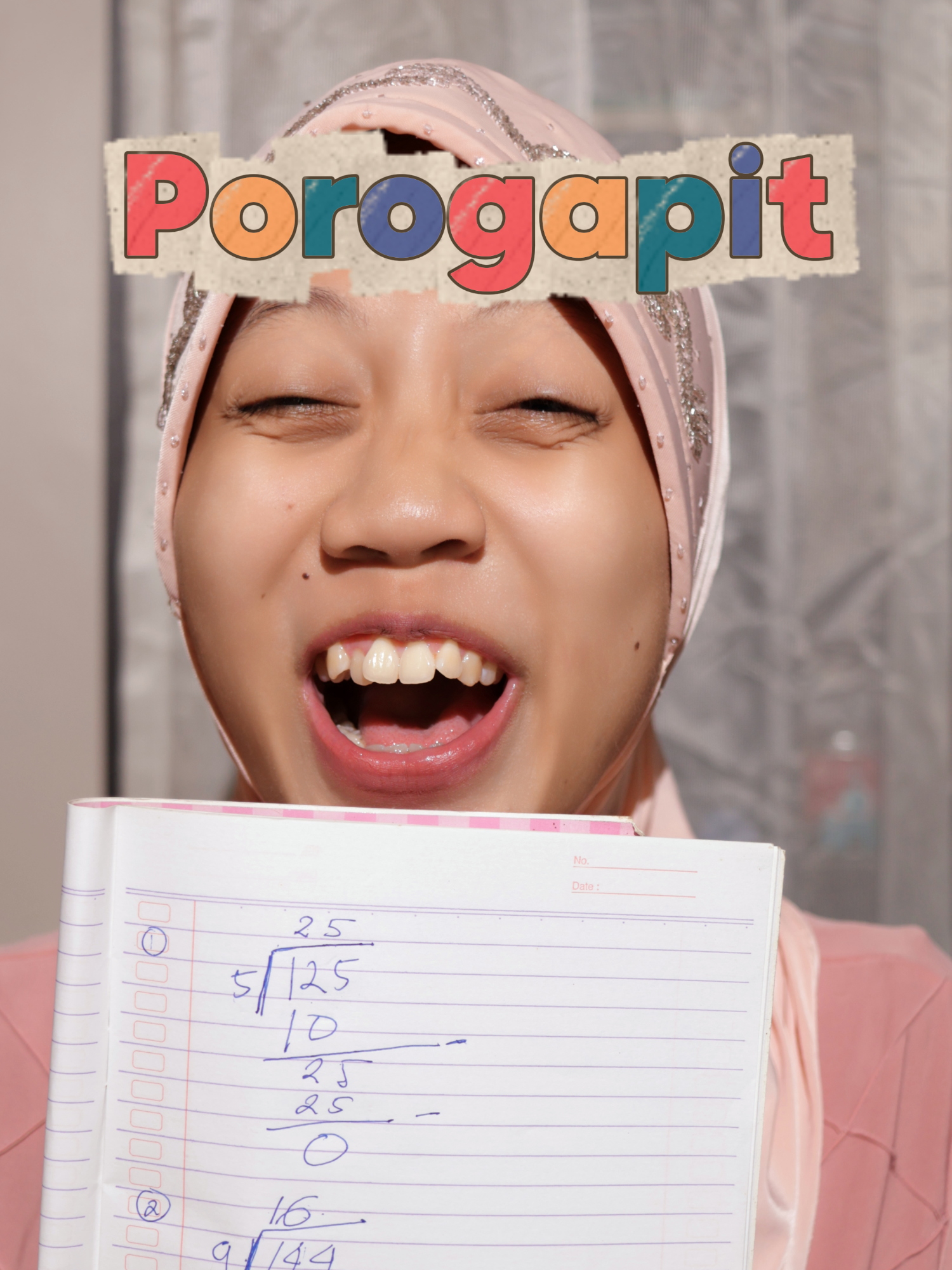 Sari belajar pembagian pakai porogapit 😀 Porogapit atau sering disebut cara susun panjang adalah metode tradisional pembagian yang diajarkan di sekolah dasar Indonesia zaman dulu, sebelum kalkulator jadi sahabat sejati 😆 Metode ini banyak dipakai karena memudahkan murid memahami konsep 'bagi' secara visual dan bertahap dengan menyusun angka ke bawah dan menguranginya satu per satu. Terlihat ribet, tapi sebenernya ini ngajarin kita sabar dan telaten. Kalian masih inget nggak dulu diajarin porogapit juga? Atau baru denger hari ini? 😀✨ #kontenhasna #bahasajawa #backtoschool #porogapit #masakecil