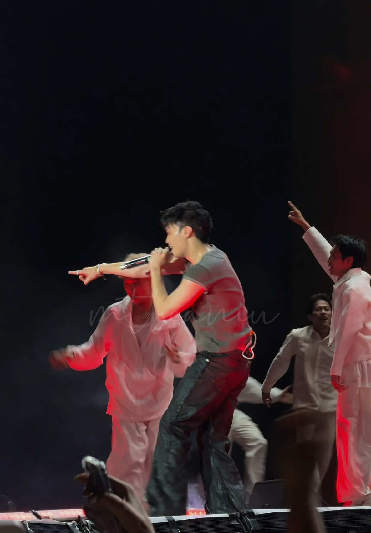 Không biết là okay thiệt hăm, chứ Walk xong đứa đau bao tử đứa đau họng 🤣  #negavthenextliveconcert2025 #negav #concert #fancam 