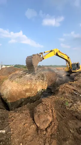 Nobody saw it coming… except the excavator #rock #excavator #komatsu #explosion @Victor Lariviere 