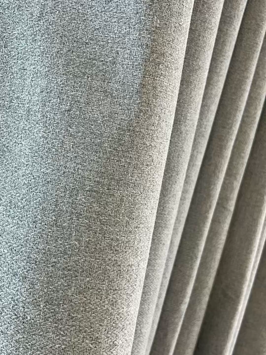 Nosso Blackout Chevron é a prova de que funcionalidade e elegância podem — e devem — andar juntas. ⠀ Com 100% de bloqueio da luminosidade, ele transforma qualquer ambiente em um espaço mais tranquilo, aconchegante e protegido. Ideal para quem busca privacidade total sem abrir mão do bom gosto. ⠀ Composto por um único tecido 100% poliéster, o modelo garante alta durabilidade, fácil manutenção e um caimento impecável. O acabamento reforçado valoriza o visual enquanto o design Chevron adiciona sofisticação com discrição e charme. ⠀ Disponível em 6 tamanhos e 3 cores versáteis, se adapta com facilidade a diferentes estilos de decoração — seja no quarto, na sala ou onde seu conforto pedir. ⠀ Uma cortina pronta que resolve, protege e ainda valoriza cada detalhe do seu lar. Compre através do nosso site: www.bellajanela.com.br ⠀ #blackoutchevron #cortinapronta #bloqueiototaldaluz #privacidadecomestilo #protecaosempre #decoraçãoconsciente #acabamentoperfeito #ambienteaconchegante #cortinasbellajanela #bellajanela