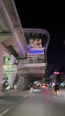 Nếu bạn đã lướt tới video này thì cho mình hỏi bạn một câu nhé. Người có được rồi mất đi, hay người không bao giờ có được thì cái nào đau hơn... @Hà Nội Về Đêm ❤️ #langthanghanoi #hanoivedem❤️ #nhachaymoingay #xuhuong2025 