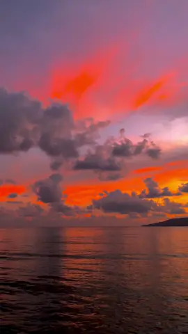 Kenapa harus begitu, kalau pada lahirnya terpicu, karena kembalinya masalalu… #TikTokImpact #foryou #foryoupagee #lagutimur #storypantai #sunsetsorehari #sunsetdipantai 