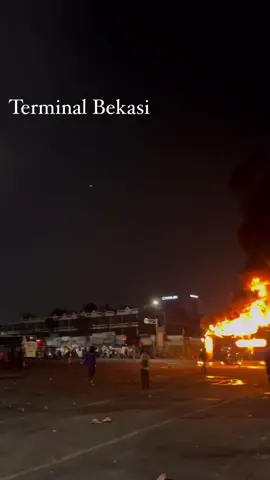 Satu unit bus dilaporkan terbakar di dalam terminal Bekasi, Jumat malam, 8 Agustus 2025. Sekarang dalam penanganan. Laporan @Ditsyasec #infobekasi #masukinfobekasi 