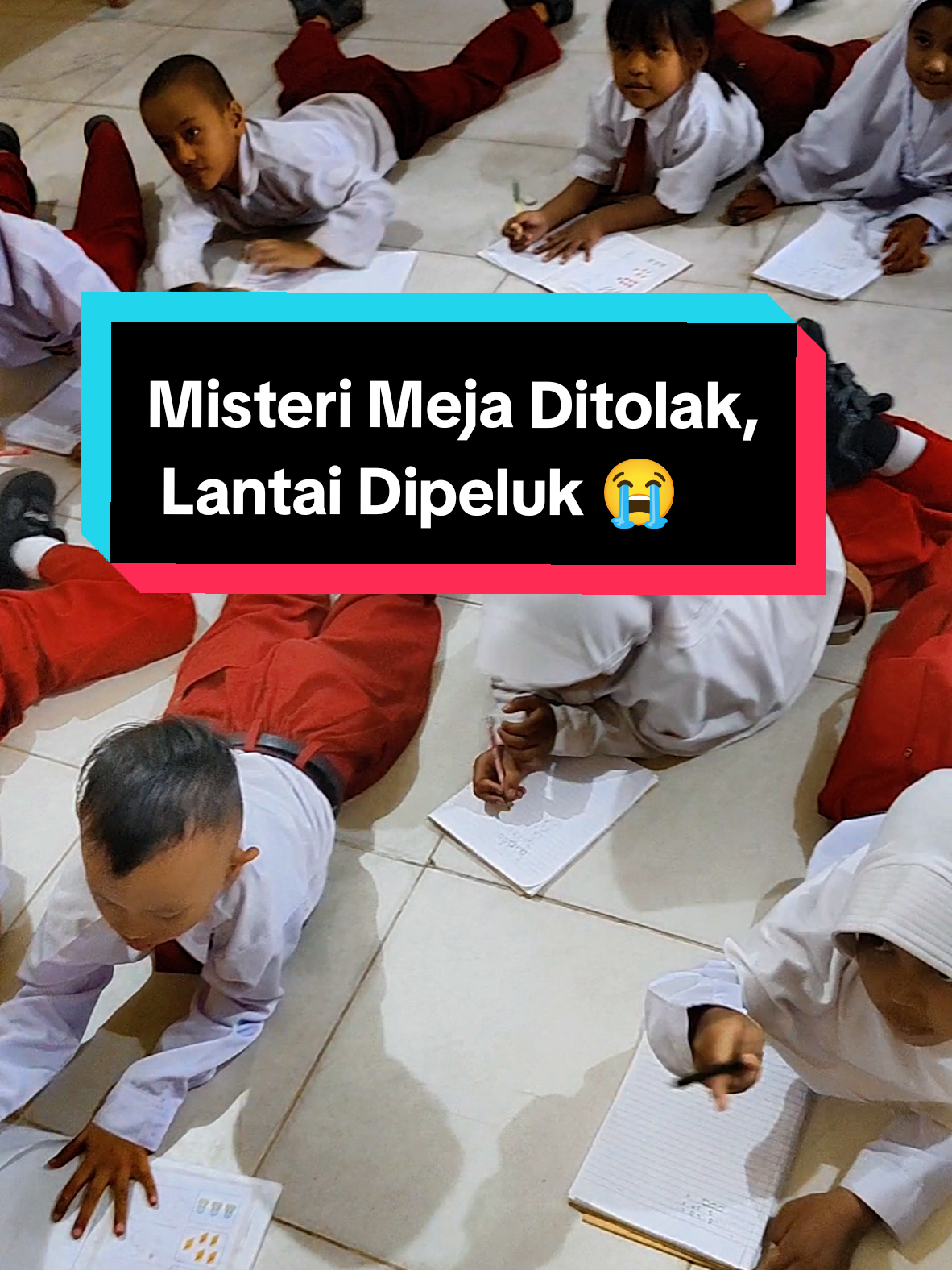 Meja ditolak… lantai dipeluk… Tapi yang nggak boleh ditolak: kesempatan upgrade diri 🙌 Aku belajar sabar + cuan lewat MobileClas, sekarang ngajar tetap waras & ngonten pun gas terus! Yang pengen kayak aku, link MobileClas ada di bio yaaa 😘 #misteri  #mobileclass  #bingung  #bocilsantuy  #ngontencuan  #CikguDwi #cuantiktok #guru #gurutiktok #gurusd #fyppppppppppppppppppppppp 