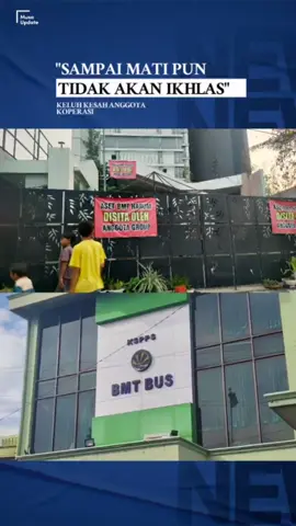 Rembang – Pemerintah Kabupaten Rembang menyampaikan bahwa hingga hari Jum’at (08 Agustus 2025), belum ada perkembangan positif, terkait masalah simpanan uang anggota Koperasi BMT Bus Lasem dan BMT Harum Rembang yang belum bisa dicairkan. Kalau jumlahnya ditotal dari dua koperasi tersebut, perkiraan nilai simpanan mencapai ratusan Miliar. Kepala Dinas Perdagangan Koperasi Dan UKM Kabupaten Rembang, M. Mahfudz menjelaskan pihaknya semula berharap dua koperasi itu menggelar rapat anggota tahunan (RAT) untuk mengurai masalah. Namun sampai saat ini belum ada kejelasan. “Masih stagnan pak, pengurus yang kita harapkan RAT, belum ada kejelasan. Hanya lewat RAT-lah, masalah simpanan anggota dapat diselesaikan,” tuturnya, Jum’at sore. Pada bulan Januari 2025, BMT Bus Lasem sempat dikabarkan mulai menjual aset-asetnya senilai Rp 480 Miliar. Namun sejauh ini belum ada rincian aset mana saja yang sudah laku dan digunakan untuk mengganti uang anggota berapa banyak. Seorang anggota Koperasi BMT Bus Lasem, Dwi mengaku bingung harus bertanya kepada siapa, karena sudah lama kantor BMT Bus tutup. Belum lagi, keberadaan pimpinan koperasi tak diketahui. “Meskipun dalam hati sudah agak menyerah, tapi sampai mati pun saya tidak akan pernah ikhlas, jika uang itu belum kembali. Uang tersebut hasil jerih payah mengumpulkan sedikit demi sedikit, mau dipakai buat anak kuliah, akhirnya nggak bisa,” ungkapnya kesal. Laporan Polisi Sedangkan perkembangan di BMT Harum Rembang tergolong hampir sama. Bahkan karena anggota kesulitan menghubungi pengurus, akhirnya mereka menerobos masuk kantor koperasi di Jalan Pemuda yang sudah lama tutup dan memasang banner bertuliskan aset BMT Harum disita oleh anggota group. “Kami juga nggak tahu bagaimana kelanjutannya. Bahkan anggota yang uangnya tidak cair, sampai stres, sakit-sakitan dan meninggal dunia,” ujar Suparmin, anggota Koperasi BMT Harum. Serangkaian demo anggota BMT Harum di gedung DPRD dan Kantor Bupati, sempat mempertemukan dengan pengurus koperasi. Muncul pernyataan janji RAT dan pengurus siap bertanggung jawab, namun sejauh ini belum terealisasi. “Kejadian dua BMT di Rembang yang mengalami rush, bisa menjadi pembelajaran untuk kedepan. Kalau masyarakat ingin menabung, pilihlah lembaga yang sudah dijamin oleh Lembaga Penjamin Simpanan (LPS). Jangan asal nyimpen uang, hanya karena tergiur bunga tinggi,” beber seorang praktisi keuangan, Nanda Alfiansyah. Sementara itu, Kasat Reskrim Polres Rembang, AKP Alva Zakya Akbar melalui Kaur Binops Satreskrim, Iptu Widodo Eko Prasetyo ketika dikonfirmasi membenarkan sudah ada laporan dari anggota BMT Bus maupun BMT Harum. “Ada (laporan) semua mas,” terangnya. Namun pihaknya masih melengkapi alat bukti, sehingga belum ada penetapan tersangka pelaku. “Masih melengkapi alat bukti. Proses masih berjalan semua mas,” pungkas Widodo. (Musyafa Musa).
