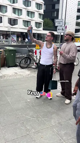Yeat in Frankfurt unterwegs 🛍️ #rapper #yeat #frankfurt #music #shopping #fans #aura #reaction #geldmrfifa_ #stlye #germany #zackbia #6pm #city #foryou #viral #🇺🇸 #🛍️ 