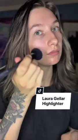 This highlighter gives me the ultimate glow 🌟 @Laura Geller Beauty  #laurageller #lauragellerbeauty #highlighter #TikTokMadeMeBuyIt #CleanGirlMakeup #BeautyTok #tiktokviral #viralproducts 