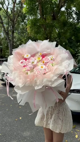 Phát cho mỗi em 1 Hứa Quang Hán 🤣 #flowersbyvit #hoasaphanoi 