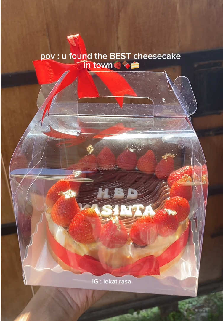 decor yang selalu jadi favorite semua orang🍓🍫🤍 - 📍Kudus, Jawa Tengah for orders check our bio or WA 0822-3137-6752 - #cheesecake #cheesecakekudus #jajankudus #kudus #brownieskudus #browniespanggang #brookies #brownies #cheesecakenutella #birthdaycake #fyp #cakedecorating #burntcheesecake #birthdaybrownies 