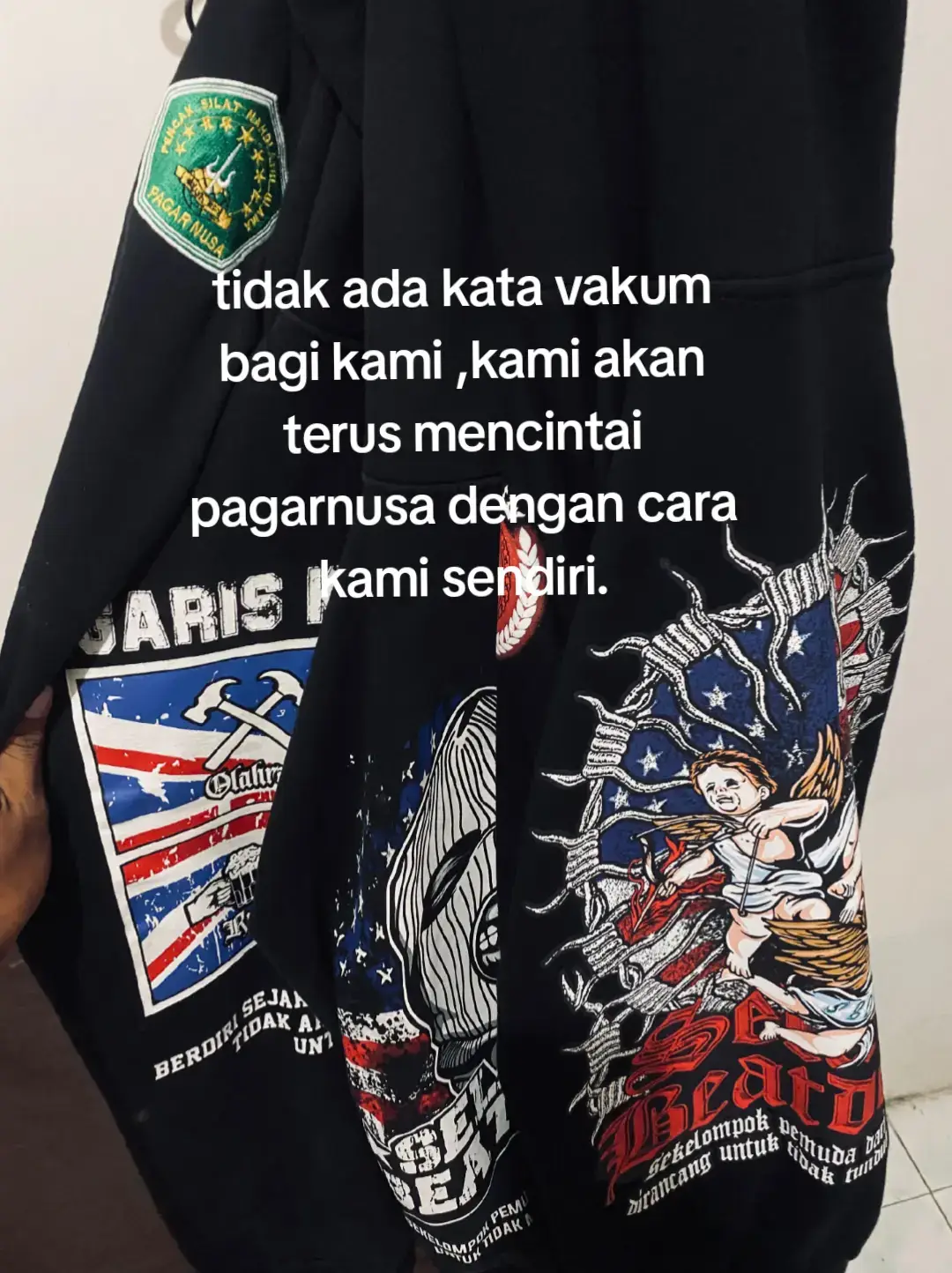 kita hanya sebagian kecil dari jutaan atau ribuan orang yang di tugaskan untuk menjadi penerus lalu perlahan akan musnah oleh waktu dan di gantikan dengan orang baru, tidak ada yang abadi lakukan tugasmu dengan baik sehingga namamu akan selalu di kenang. #KEDIRISELATAN #pagarnusabumikandung #selatanorangstyle #gariskerastimur🇬🇧 