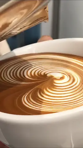 Latte art.❤️❤️❤️❤️#latteart #coffee #fyp #barista #tulip 