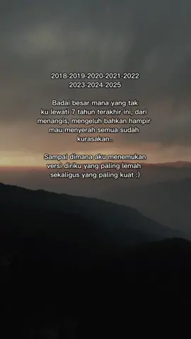 Tujuh tahun bukan waktu yang singkat. Tapi Allah, yang Maha Mengetahui segalanya, tetap menjagaku dalam setiap langkah. Saat aku nyaris menyerah, ternyata Allah sedang membentukku menjadi pribadi yang lebih kuat. Aku pernah menjadi sangat lemah, tapi di sanalah aku paling dekat dengannya, terimakasih banyak ya Allah atas berkah,karunia,rezeki, dan kekuatan yang kau berikan kepada kami🥹🤍✨