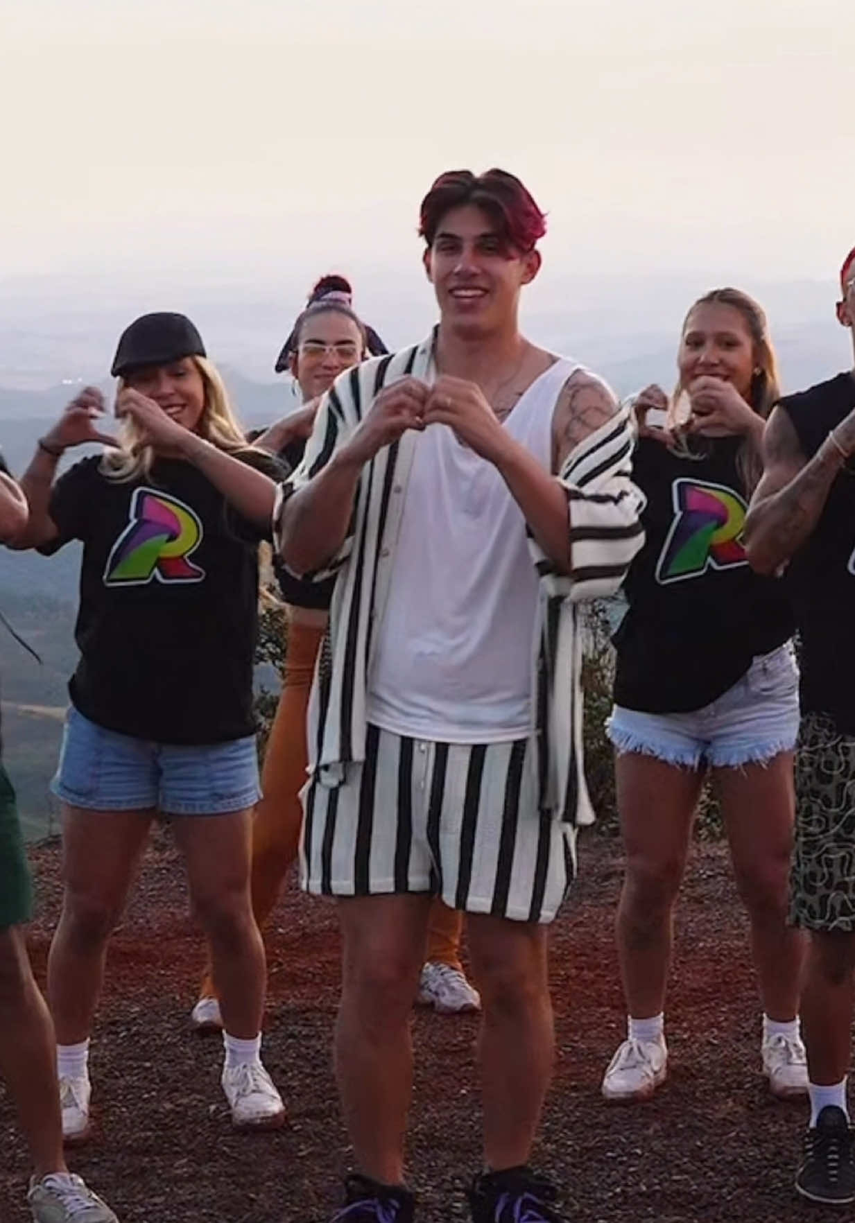 Marca algum famoso pra fazer essa DC💚