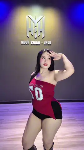 Nắng xuyên qua hiên nhà , chiều tà em tôi bước qua 😘 #hope1308 #chuppy #bigsize #càmau #hopedanceroom #coverdance 