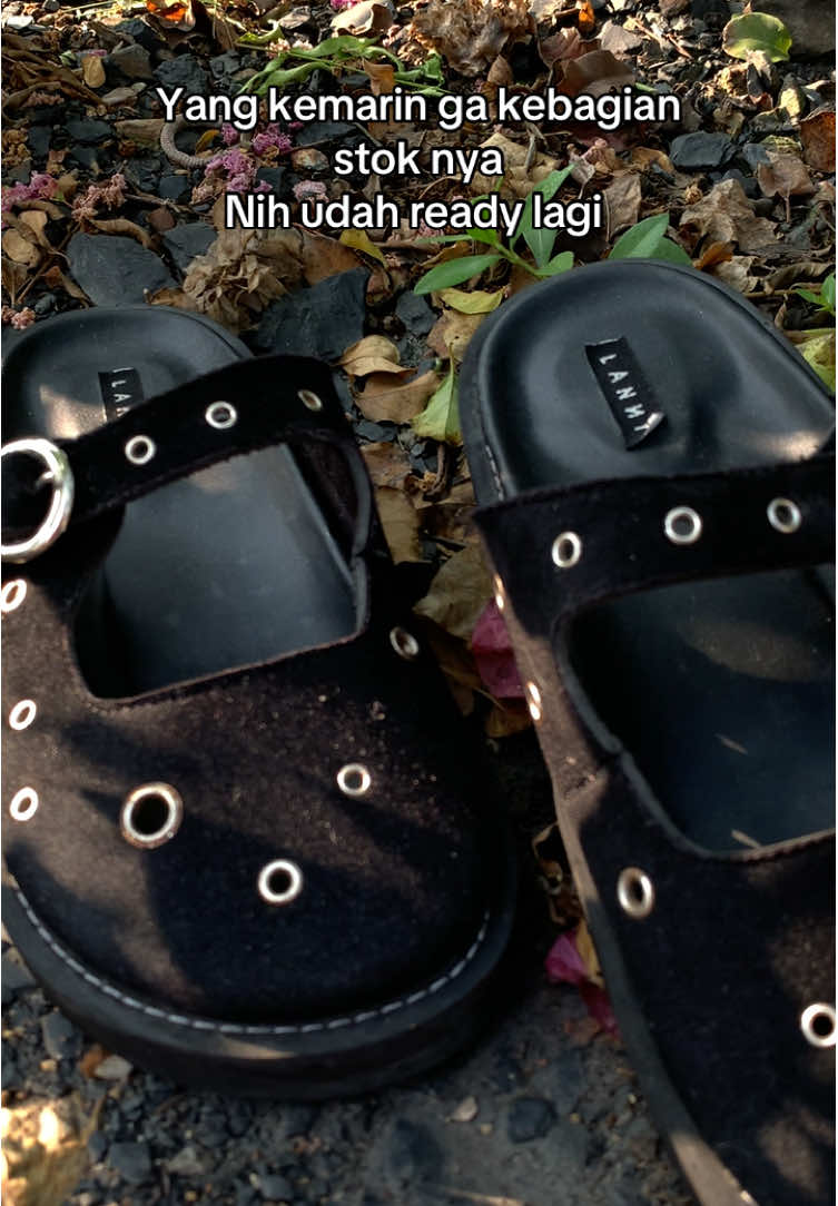 Kurang banyak stok nya 😏 #sendal #sendalwanita #sendalkekinian #fyp 