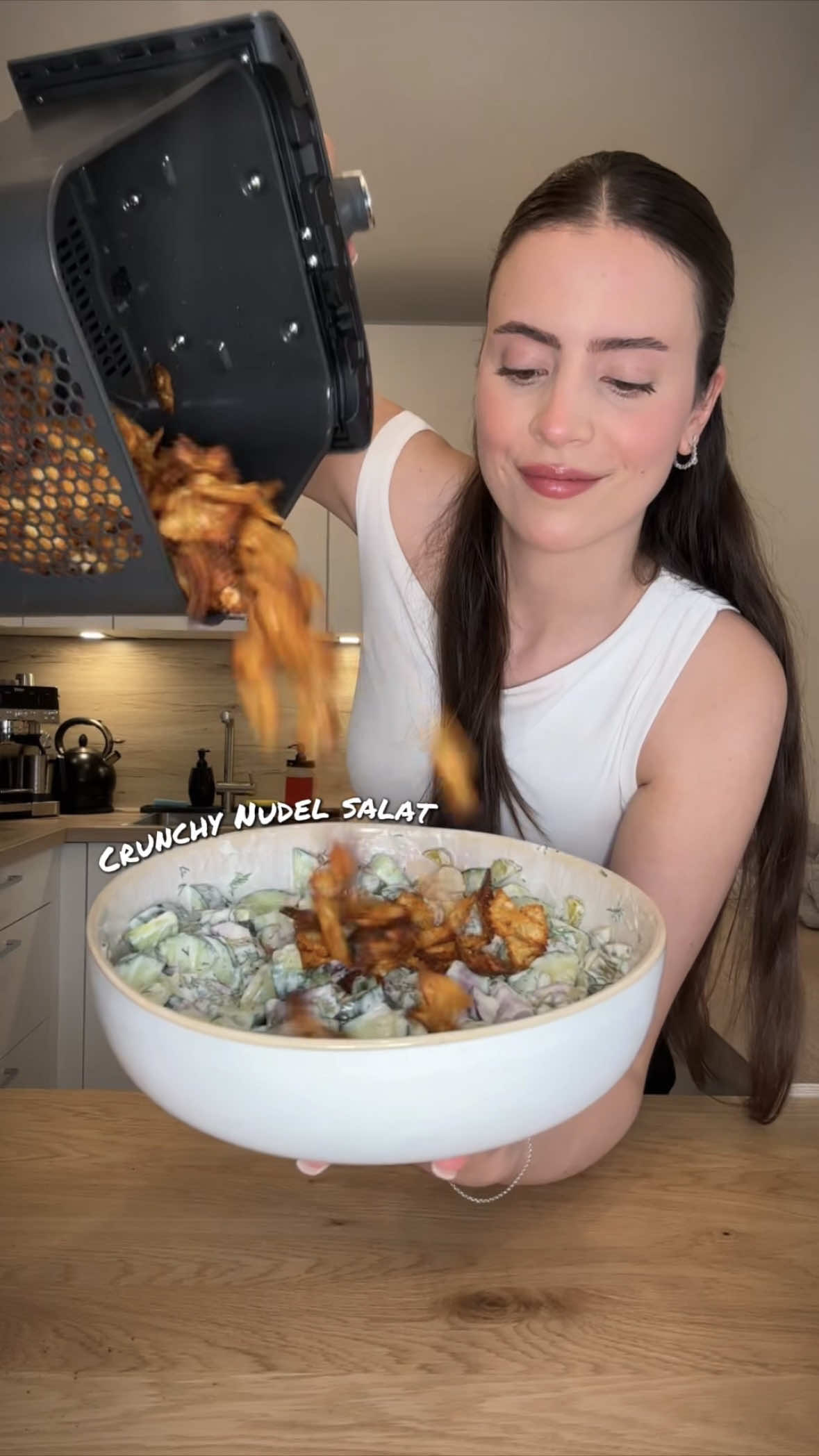 CRUNCHY NUDEL SALAT! 🤩🍝 Du brauchst - Nudeln nach Wahl  - Olivenöl - Gewürze nach Wahl: Knoblauch, Zwiebel, Paprika, Salz, Pfeffer - Parmesan  - 1 Gurke  - Gewürzgurken - Dill - 1 Knoblauchzehe  - 1 rote Zwiebel - 1 Becher Jogurt - Salz - 3-4 EL Aioli  - Saft einer halben Zitrone  185 grad für 15 min im Airfryer 👩🏻‍🍳 Rezept inspiriert von: @Fabian & Philipp🍭🍩🍬  #cooking #FoodTok #viralvideos #food #passion #healthy #Love 