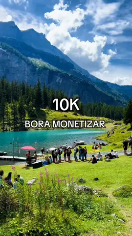 🇨🇭✨ Descubra a Suíça: Um Destino de Sonho nos Alpes! ✨🏔️ A Suíça é um verdadeiro paraíso europeu, conhecida por suas paisagens de tirar o fôlego, lagos cristalinos, vilarejos encantadores e uma organização impecável. 🌿🚞 Seja inverno ou verão, o país oferece experiências inesquecíveis para todos os tipos de viajantes. 🌟 Principais Pontos Turísticos da Suíça: 🏔️ Zermatt & Matterhorn: O cartão-postal da Suíça! O icônico Matterhorn (Montanha Cervino) é um espetáculo da natureza. Perfeito para trilhas, esqui e fotos incríveis. 📸❄️ 🏞️ Interlaken: Localizada entre os lagos Thun e Brienz, é o lugar ideal para quem busca aventura: parapente, trilhas e passeios panorâmicos com vistas deslumbrantes dos Alpes. 🚠🌸 🚂 Glacier Express: Uma das viagens de trem mais bonitas do mundo! De Zermatt a St. Moritz, você atravessa 291 pontes, 91 túneis e paisagens alpinas de conto de fadas. 🚞🏞️ 🌆 Zurique: Cidade moderna com toque histórico. Ótima para compras, gastronomia e cultura. Passeie pela Bahnhofstrasse, visite museus e aprecie a vida à beira do Lago Zurique. 🛍️☕ 🏰 Lucerna: Com sua famosa ponte de madeira coberta (Kapellbrücke), a Torre de Água e vista para os Alpes, Lucerna é uma cidade charmosa e super fotogênica. 🌉🦢 🌄 Jungfraujoch – Topo da Europa: A estação ferroviária mais alta do continente! De lá, você tem uma vista espetacular dos Alpes Berneses, geleiras eternas e picos nevados. ❄️🚞 🌿 Lago de Genebra & Montreux: A região é famosa pelas vinícolas de Lavaux (Patrimônio da UNESCO) e pelo charmoso Château de Chillon. Ideal para quem gosta de cultura, natureza e bons vinhos. 🍇🏞️🍷 🕑 Melhor época para visitar: Verão (junho a setembro): Trilhas, passeios de trem e lagos. 🌼 Inverno (dezembro a março): Estações de esqui e paisagens cobertas de neve. ⛷️❄️ 🍫 Dica Extra: Não deixe de provar o famoso chocolate suíço e um delicioso fondue! 🍫🧀 #viralvideos #entregatiktok #monetizartiktok#viagemdossonhos #tiktoktravel #paraisonaterra#10k 