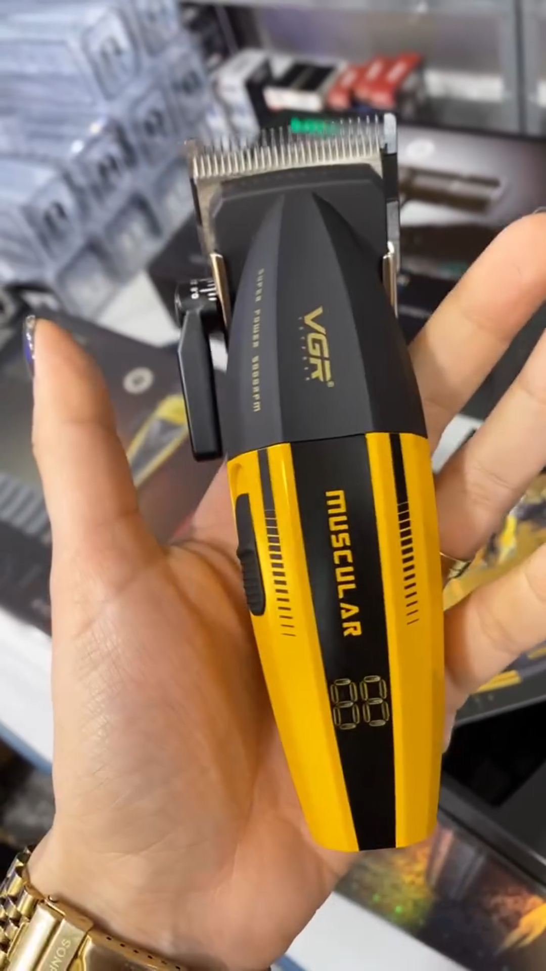 💥 VGR V-285 Muscular C1 – A braba chegou! Se liga na máquina que vai te ajudar a cortar no estilo e na potência! A VGR V-285 Muscular tem 9.000 RPM, design metálico que impõe respeito, e ainda é USB-C, mano! 💈🔥 ⚙️ Lâmina precisa 🔋 150min de autonomia 🔌 Bivolt automático 💪 Alavanca com 5 ajustes 🎯 Ideal pra fade e acabamento fino Quer elevar teu atendimento? Essa é a escolha! E claro, com garantia e assistência aqui na Pro Barber!