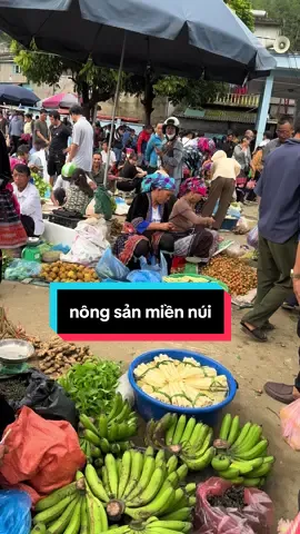 chợ vùng cao em mỗi người chồng ra được đều mang ra chợ họp,lên đồ sạch sẽ phong phú,nhiều đồ ạ.#chophien #vungcao #laichau #đorung #nguoivungcao #xh #tiktok 