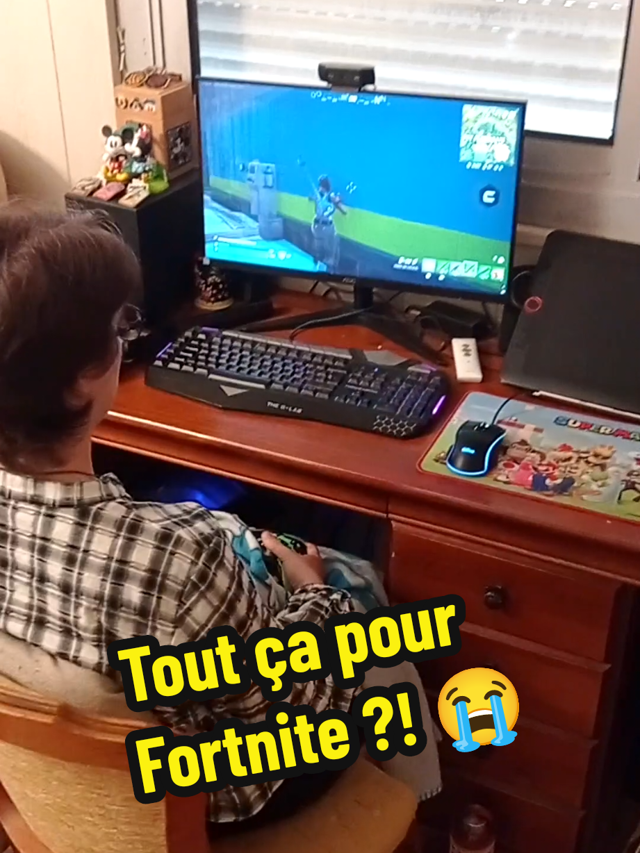 Une chose que je ne comprends pas avec ma femme : elle a la possibilité de jouer à plus de 1500 jeux PS4 à la maison, mais elle va préférer jouer à Fortnite... 😭😭😭 #yoshiaki #Lifestyle #storytime #couple #gaming #fortnite 