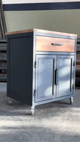 🇦🇷  ⚒️MUEBLE MULTIUSO⚒️ 🥩🍷 ¿Querés llevar tu cocina, quincho, galería o espacio de parrilla al siguiente nivel? En nuestra fábrica creamos barras móviles industriales a medida, con el equilibrio justo entre estética, funcionalidad y resistencia. 🔥 Estructura de hierro pintado al horno 🌳 Madera maciza seleccionada 🔩 Detalles cuidados, insumos premium y terminaciones que marcan la diferencia Cada barra es diseñada y fabricada artesanalmente, pensada para adaptarse a tu espacio y estilo. Ideal para compartir asados, tragos y buenos momentos 🥂✨ 💬 Te acompañamos en el diseño, la fabricamos con pasión y la entregamos lista para disfrutar. 📍Te invitamos a visitar nuestro taller, conocer cómo trabajamos y ver de cerca nuestras terminaciones. Convertí tu espacio en un lugar único, con identidad industrial 💥 📩 Escribinos para cotizar la tuya. #BarraMóvil #EstiloIndustrial #QuinchoConEstilo #DiseñoPersonalizado #HierroYMadera #MueblesIndustriales #HechoAMano #TallerAbierto #DiseñoConIdentidad