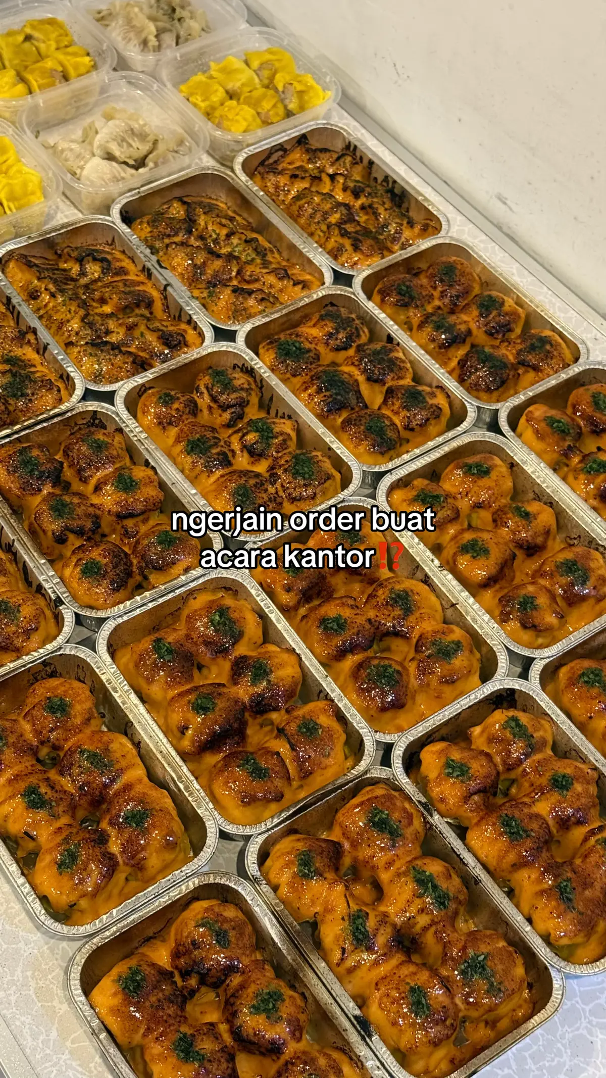 bulk order buat makan siang kantor ✅ buat kalian yang lagi mau ada acara boleh banget tanya-tanya dulu ke mincum ya 🤓🫰🏻 - #dimsumsurabayapusat #dimsummentaisurabayapusat #rawadish #dimsumrawadish #dimsummentairawadish #dimsummentai #dimsumsurabaya #dimsummentaisurabaya #cateringevent #snackevent 