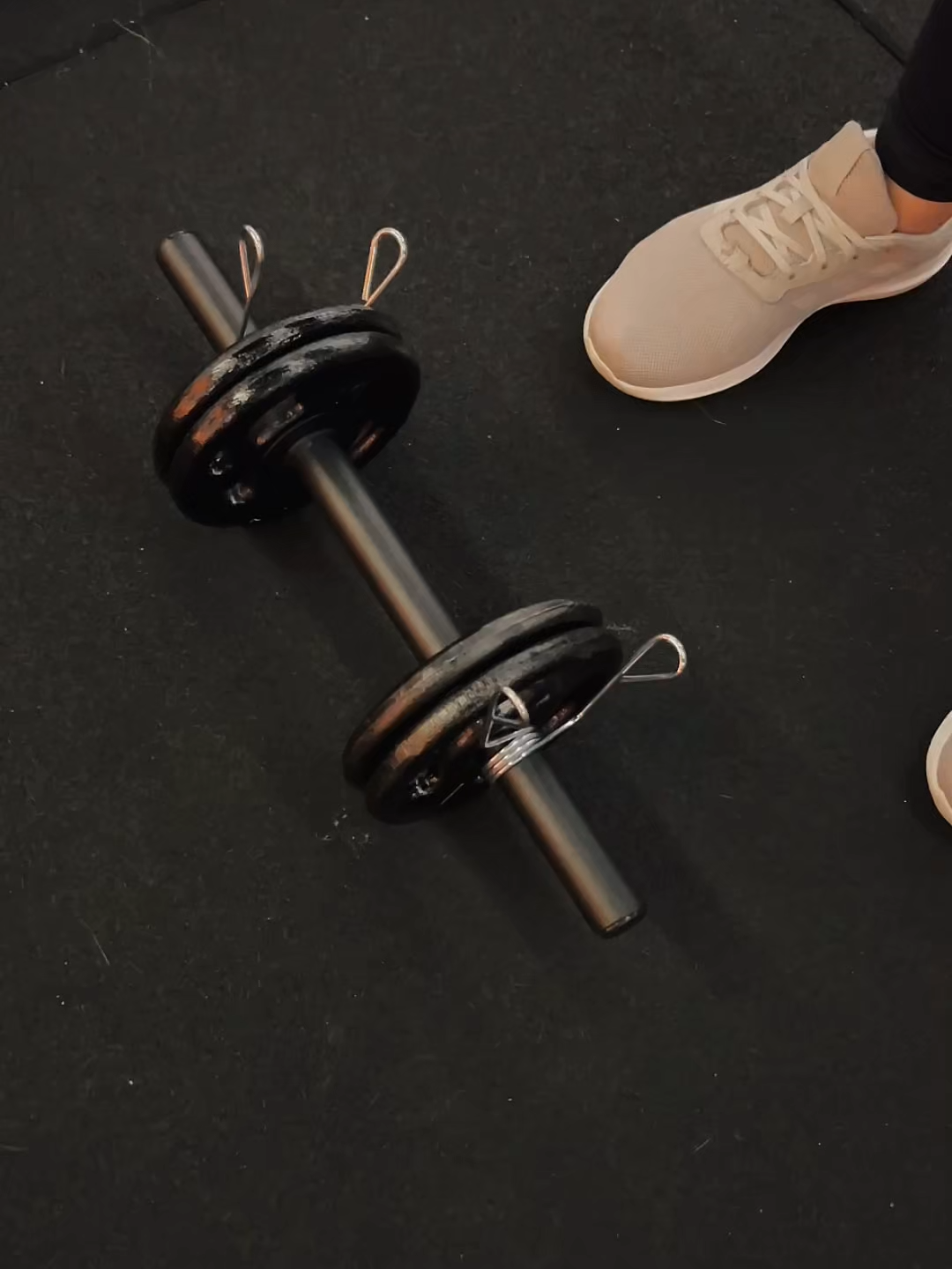 🏋️‍♂️ O combo completo pra quem quer força, definição e resultado! O Kit com Barra, Anilhas e Presilhas é perfeito pra quem quer treinar com carga real, evoluir nos treinos e ter mais controle dos próprios resultados * Barra resistente e segura *Anilhas com acabamento de qualidade e fácil manuseio *Presilhas firmes que mantêm tudo no lugar *Ideal pra treinos de força, resistência, hipertrofia e funcional *Tenha um treino profissional onde quiser — com equipamentos que entregam desempenho de verdade! 🛒 Garanta já seu kit e comece a sua evolução hoje mesmo! #KitMusculação #BarraEAnilha #ForçaTotal #TikTokShop #treinofuncional
