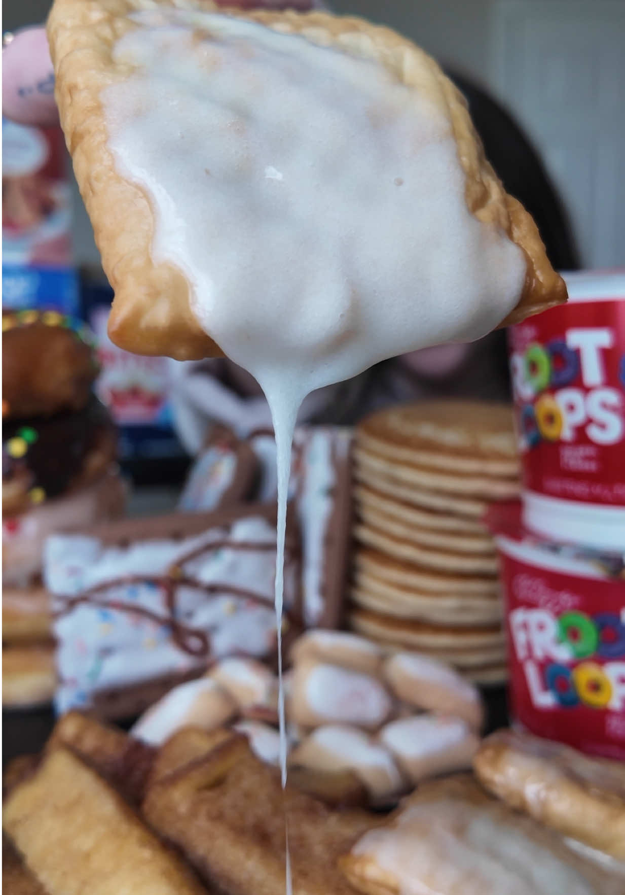 the perfect breakfast 🥞 what’s your favorite breakfast food? @Pop-Tarts @Froot Loops #breakfast #breakfastfood #mukbang #fypシ 