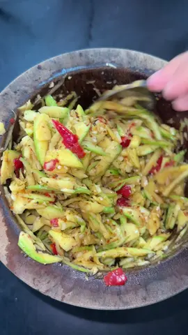 Xoài giã 🥲 đêm fia #đuđủkiếnBmt #muốikiếnvàng #đuđủgiã #mónăntâynguyên #sieucayamthuc #mukbang #xoàikiếnvàng 