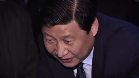 看着他年轻时的样子，总有一种穿越时空的感觉，一切模糊又清晰。看《在》系列的时候，也仿佛隔空在看那个时候的他在城市和乡村忙忙碌碌的身影，很神奇，他像一本永远读不完的书。#习近平 #xijinping 