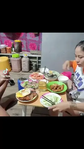 2 đứa tay đôi 